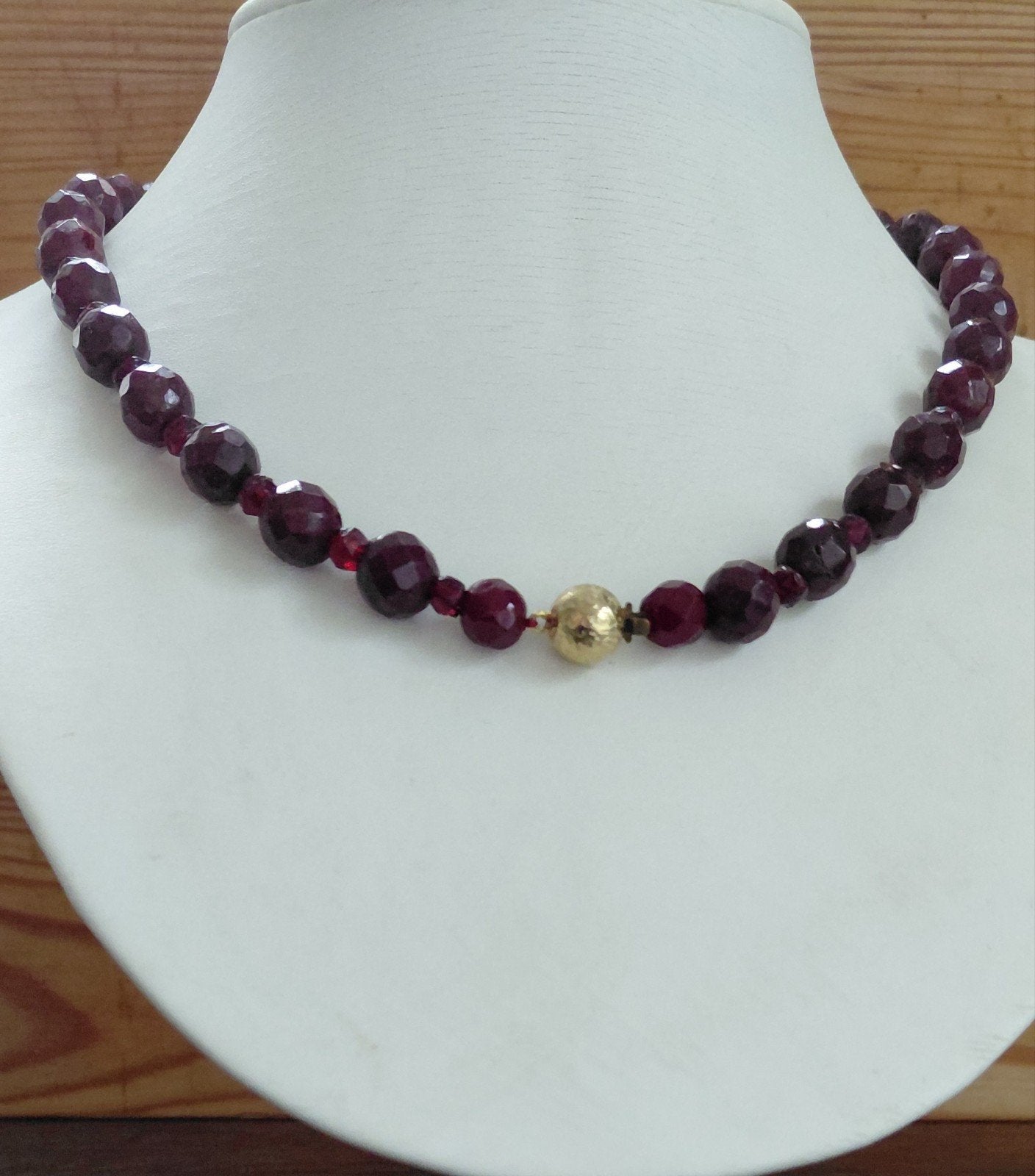 Elegante rode granatenketting met verguld  slotje, Sieraden, Tassen en Uiterlijk, Ophalen of Verzenden, Gebruikt, Rood, Overige materialen