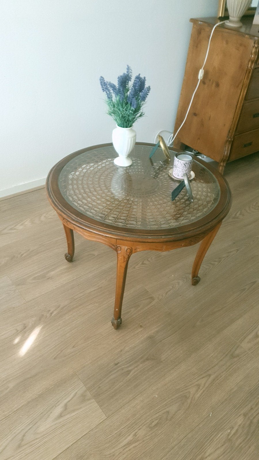 Antieke salontafel met glasplaat en houtsnijwerk, Antiek en Kunst, Ophalen of Verzenden