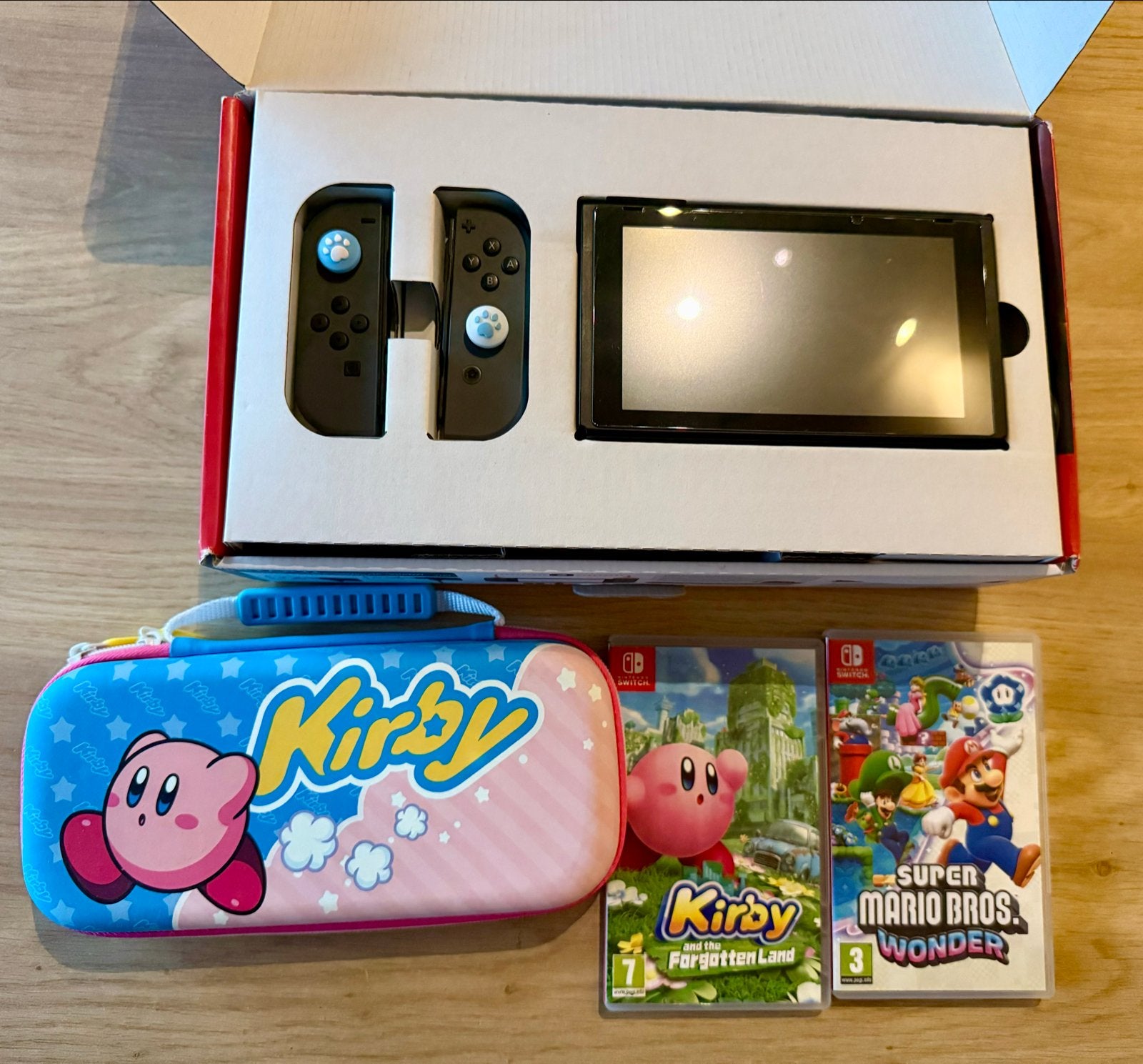 Nintendo Switch V2 2019 + 2 Games + Kirby Case, Spelcomputers en Games, Switch 2019 Upgrade, Met 2 controllers, Ophalen of Verzenden