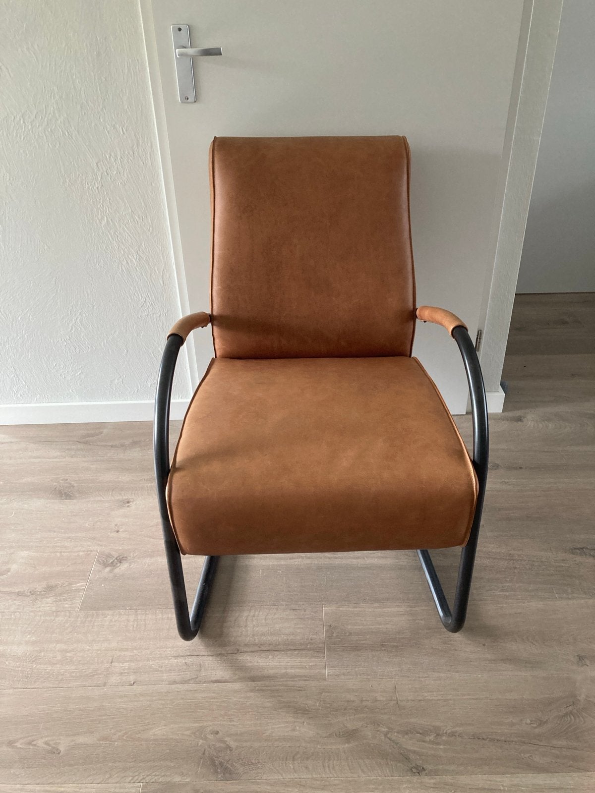 Comfortabele fauteuil - Cognac kleurig, Huis en Inrichting, Stoelen, Ophalen, Bruin, Zo goed als nieuw, Metaal