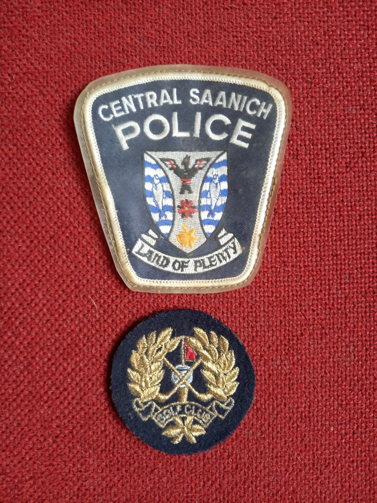 Central Saanich Police en Land of Plenty insignes, Ophalen of Verzenden