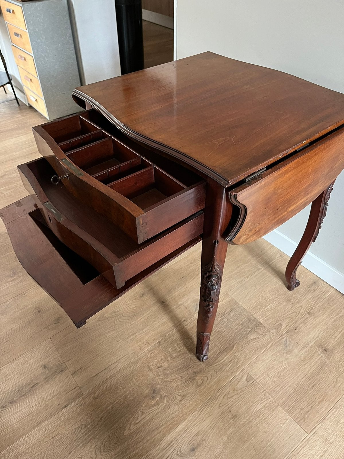 Antiek flapoor tafeltje met laden. Handwerk tafeltje, Ophalen