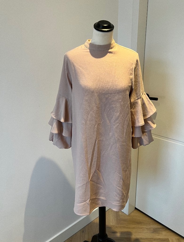 Heel goed roze Zara zomer jurk ruffle 3/4 mouw S 36 huwelijk, Kleding | Dames, Jurken, Zara, Ophalen of Verzenden, Zo goed als nieuw