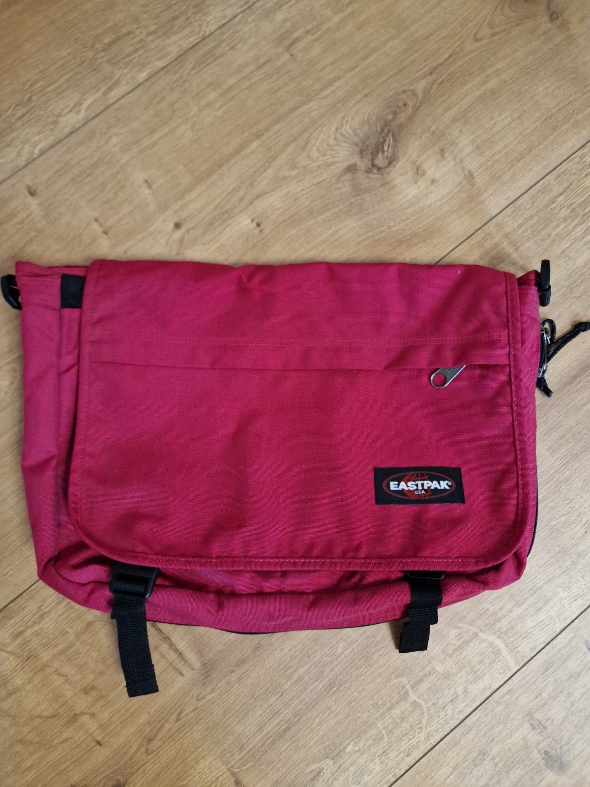 Eastpak  schouder tas (fuctiaroze), 25 tot 40 cm, Ophalen of Verzenden, Zo goed als nieuw, 30 tot 45 cm