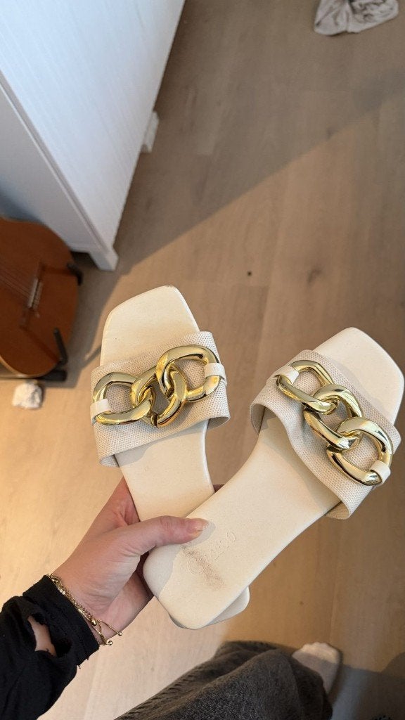 Witte slippers met gouden schakel maat 38, Ophalen of Verzenden, Gedragen, Wit, Slippers