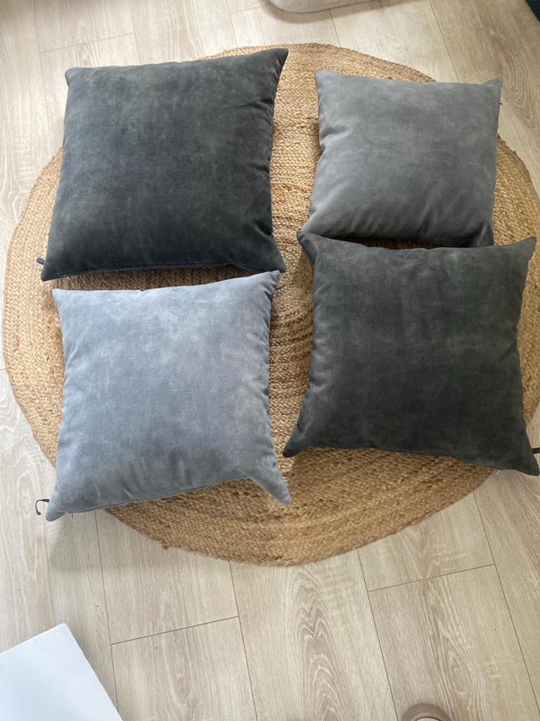 4 Velours kussens van Claudi, Huis en Inrichting, Woonaccessoires | Kussens, Ophalen of Verzenden, Zo goed als nieuw, Grijs, Vierkant