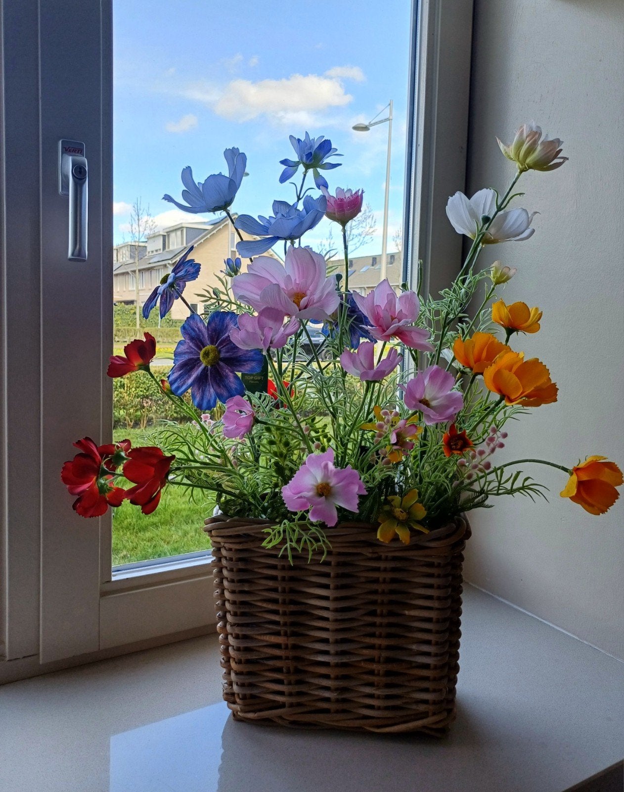 Kleurrijk Kunstbloemen Boeket in Rotan Mandje, Binnen, Met pot of vaas, Nieuw, Ophalen of Verzenden