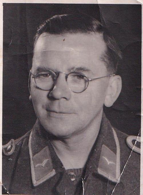 foto Luftwaffe Flieger - bril – Apr 1945 (Naam achterzijde), Ophalen of Verzenden, Luchtmacht, Nederland, Foto of Poster