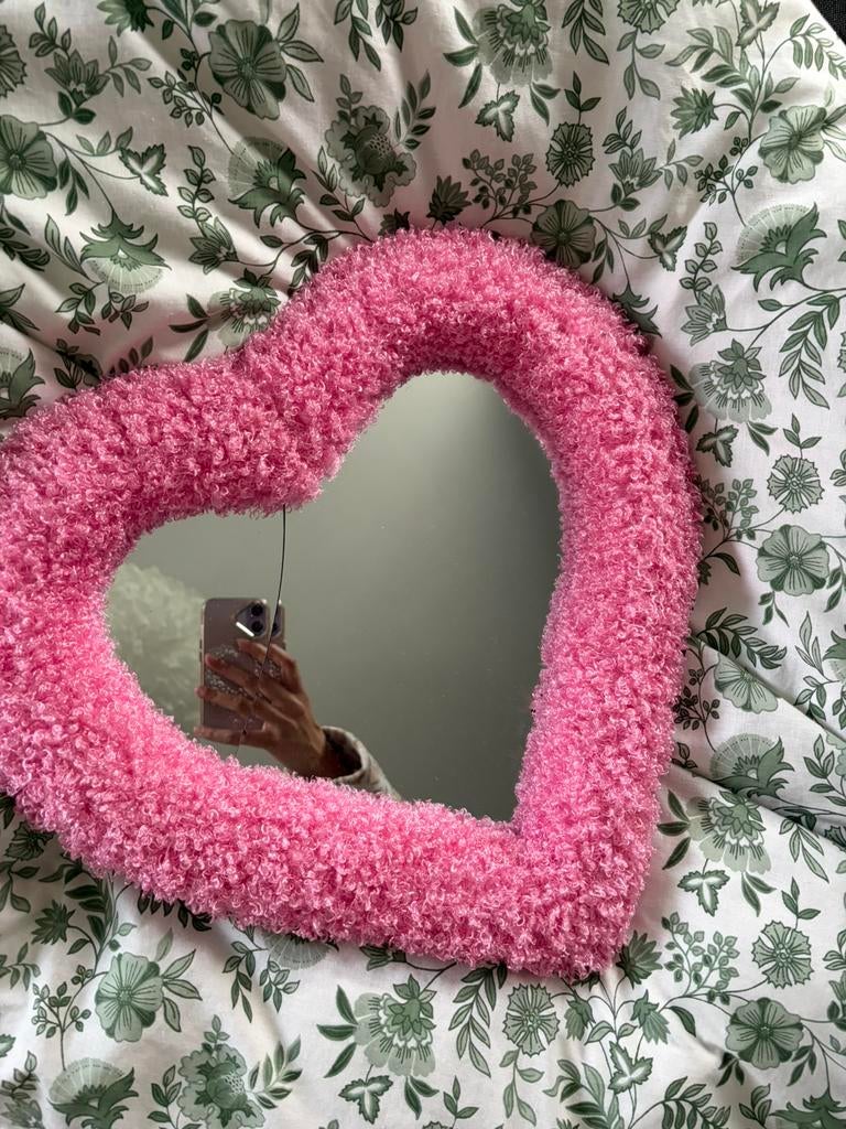 Y2k hartvormige roze wandspiegel met krullende teddy stof, Minder dan 50 cm, Gebruikt, Ophalen of Verzenden, Minder dan 100 cm