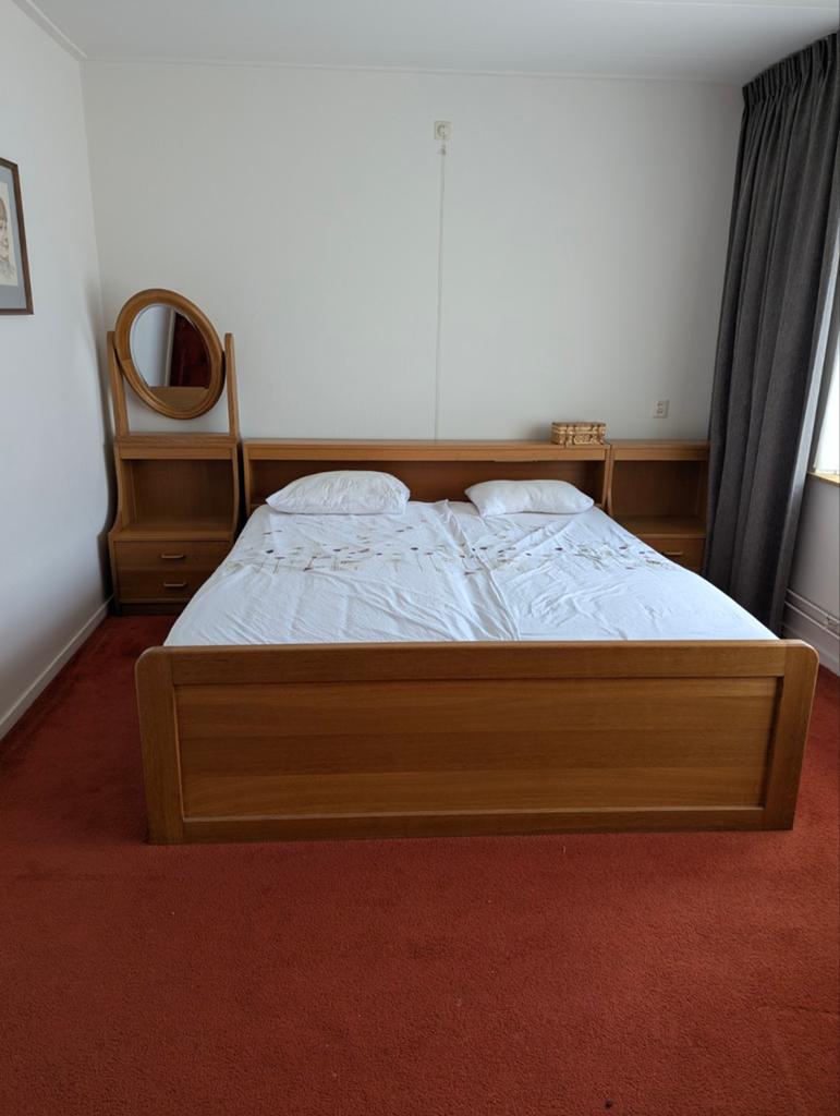 Eikenhouten tweepersoonsbed met nachtkastjes en spiegel, Huis en Inrichting, Slaapkamer | Nachtkastjes, Gebruikt, Ophalen of Verzenden