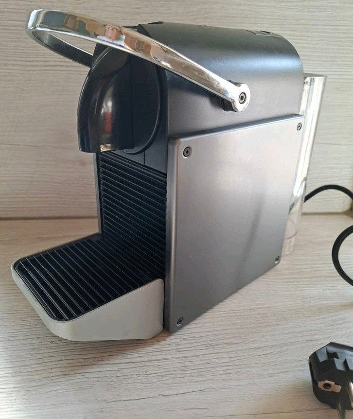 Nespresso Pixie - Compacte en snelle koffiemachine, Gebruikt, Espresso apparaat, Ophalen of Verzenden, 1 kopje