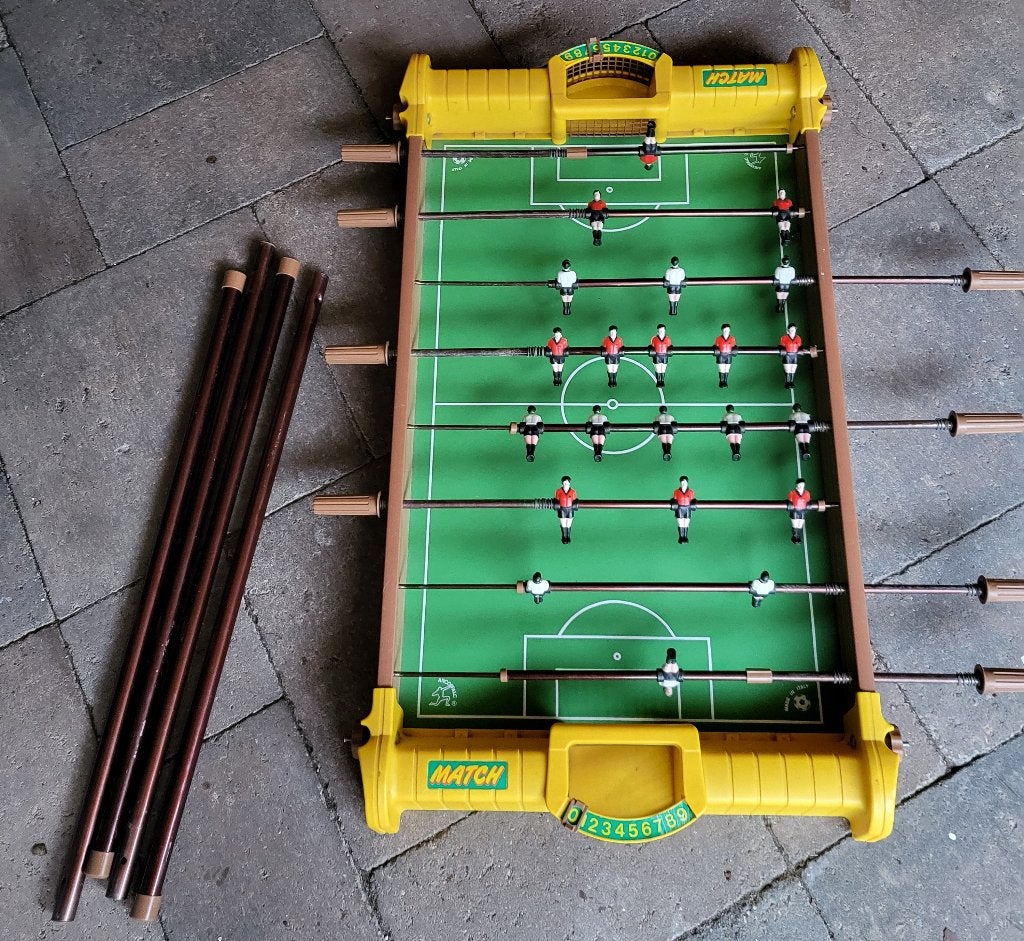 kinder voetbaltafel + voetbal fotolijstje 21 x 16 zie foto's, Ophalen