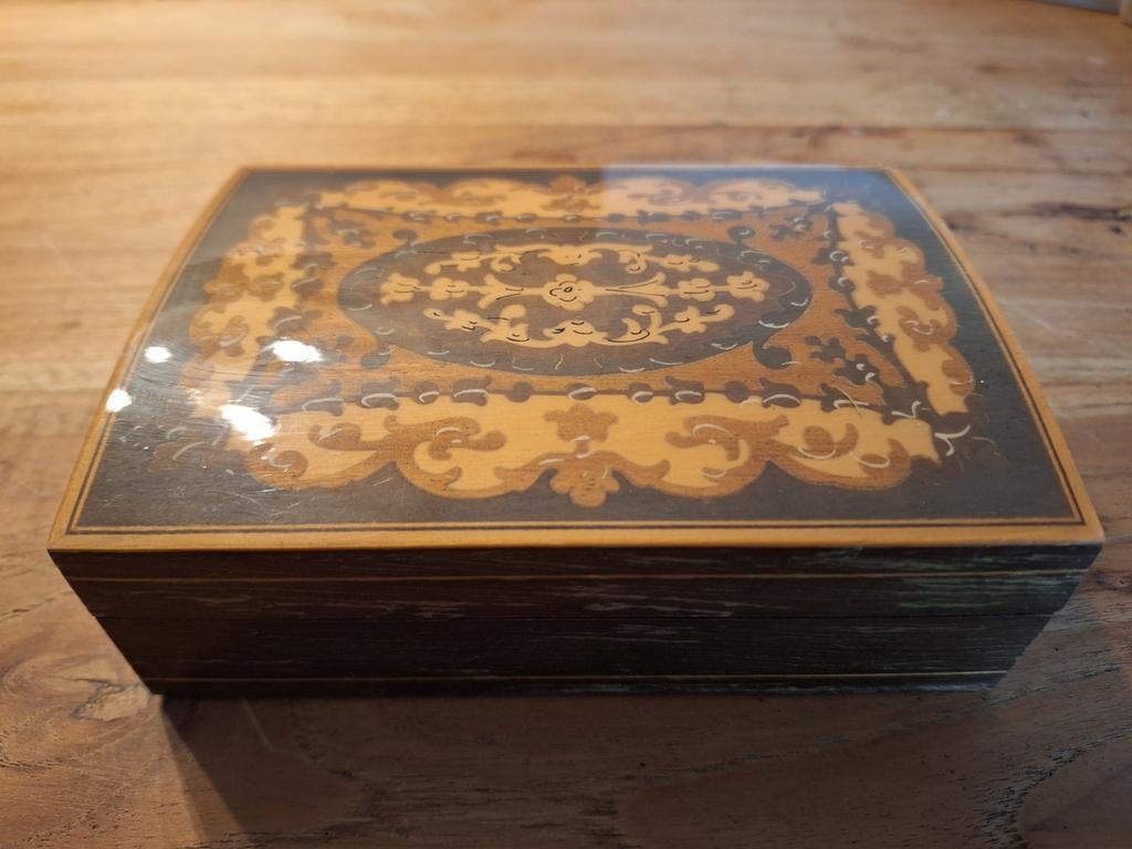 Vintage houten Kistje met ingelegd houtwerk, Minder dan 50 cm, Gebruikt, Minder dan 50 cm, Ophalen of Verzenden