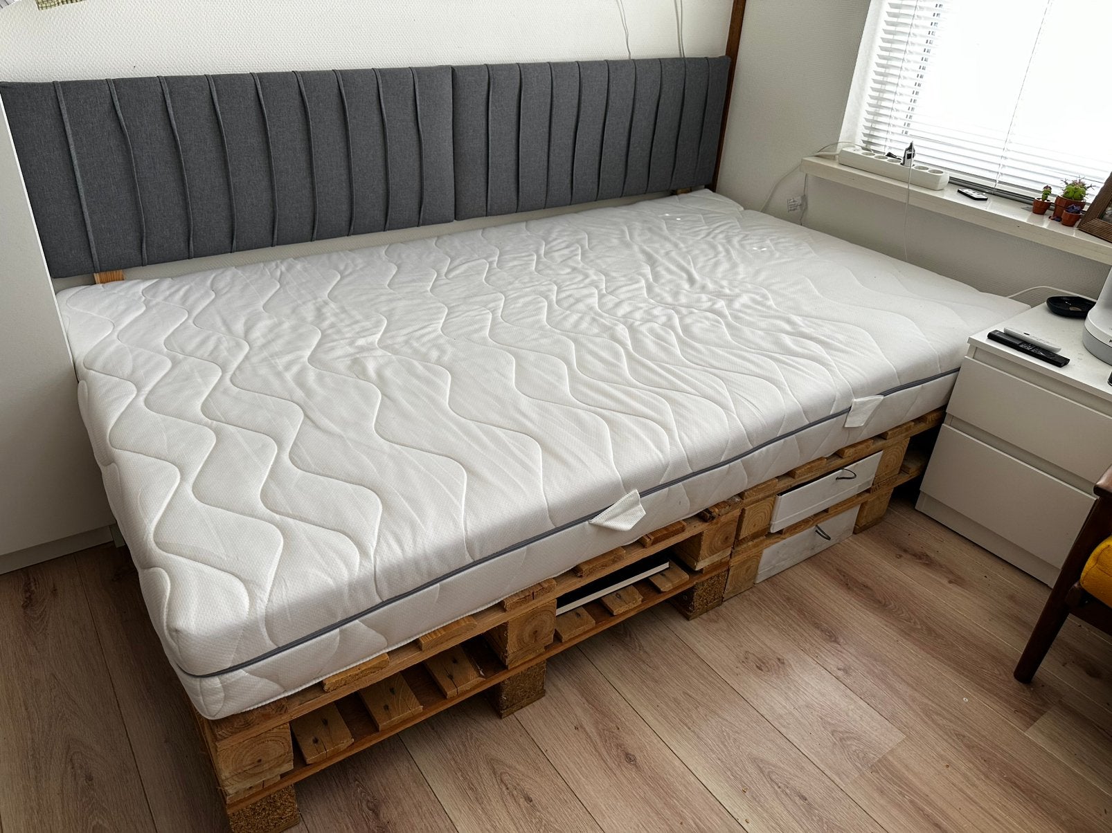 Palletbed en matras 120x200, Ophalen, Bruin, Zo goed als nieuw, Twijfelaar