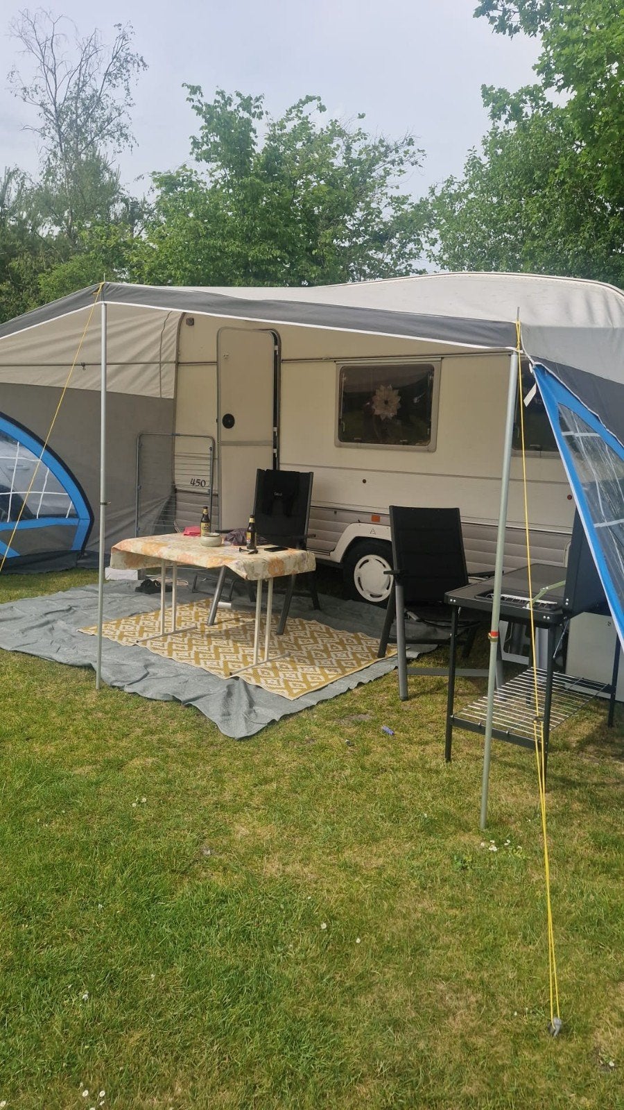 Sprite Super 450 Caravan met luifel en mover, Caravans en Kamperen, Vast bed, Koelkast, Particulier, 4 tot 5 meter