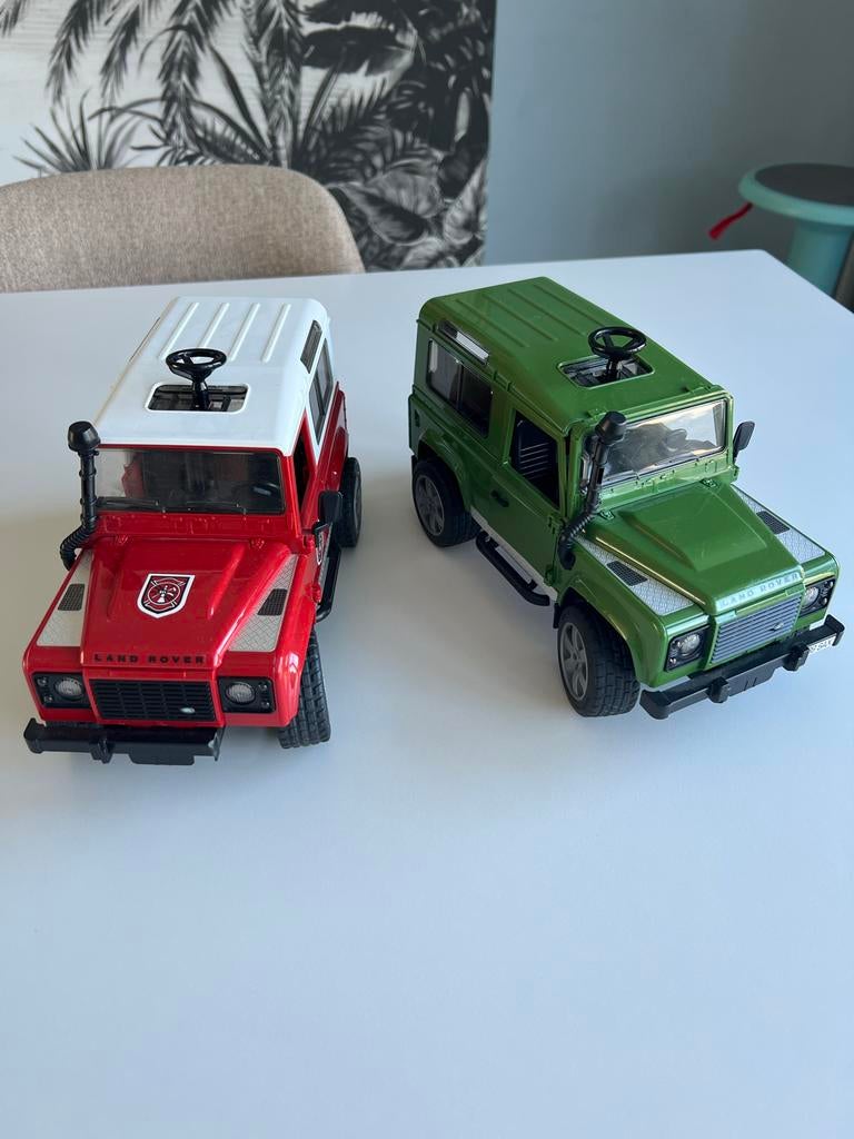 Bruder Land Rover Defender - groen en rood, Overige merken, Auto, 1:32 tot 1:50, Ophalen of Verzenden