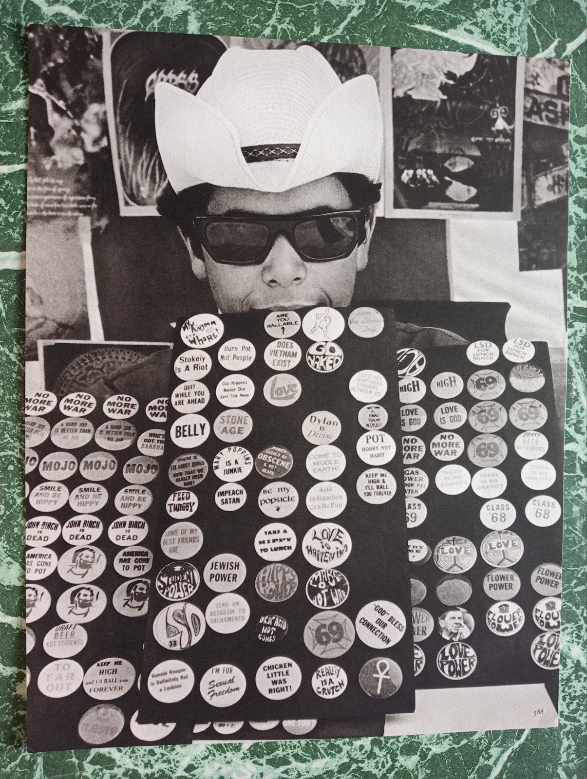 Fotogravure circa 1970 buttons verkoper, Verzamelen, Foto's en Prenten, Ophalen of Verzenden, 1960 tot 1980, Zo goed als nieuw