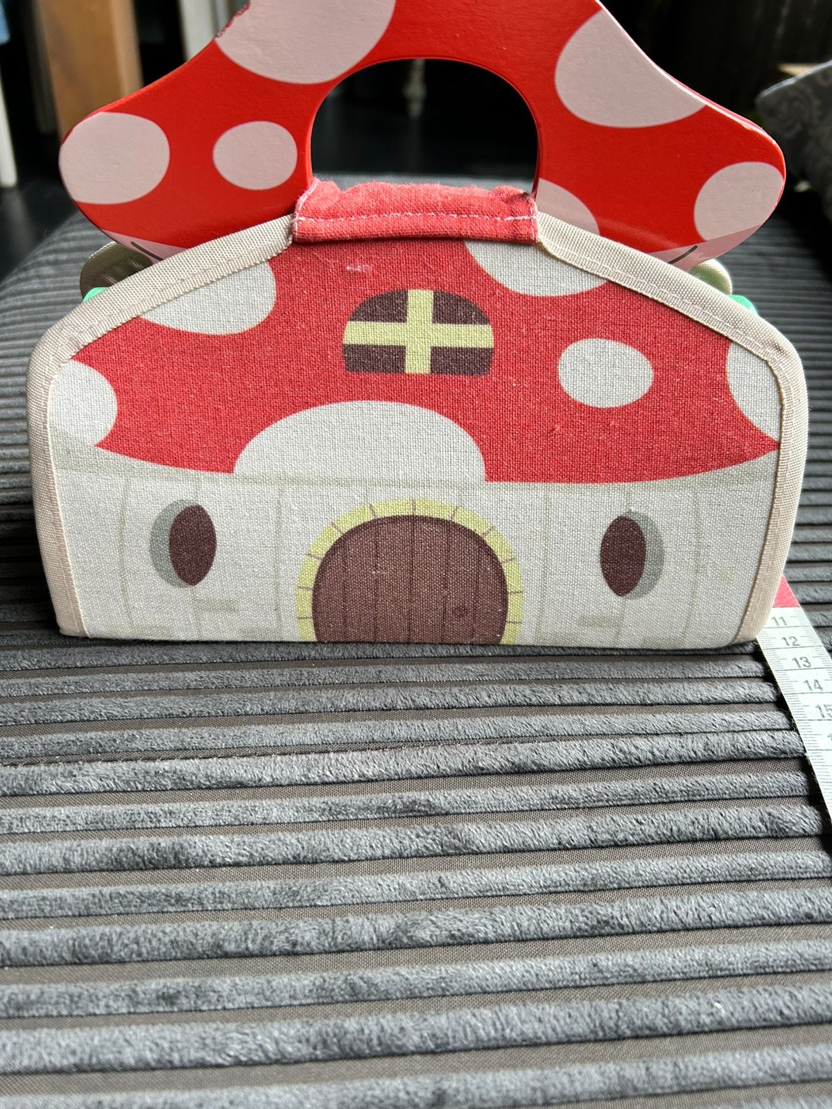 Stof met houten paddestoel huisje 5 dieren, Ophalen of Verzenden, Gebruikt
