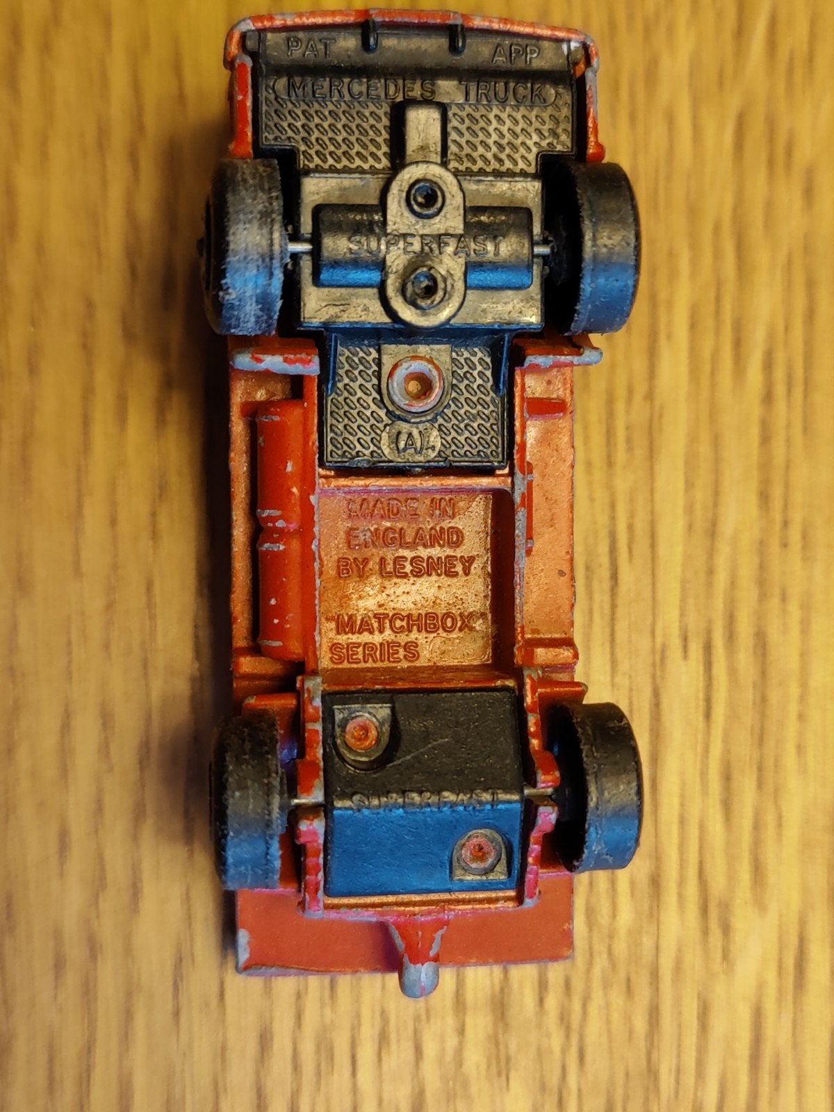 Matchbox Mercedes Truck ROOD, Ophalen of Verzenden, Zo goed als nieuw, Bus of Vrachtwagen
