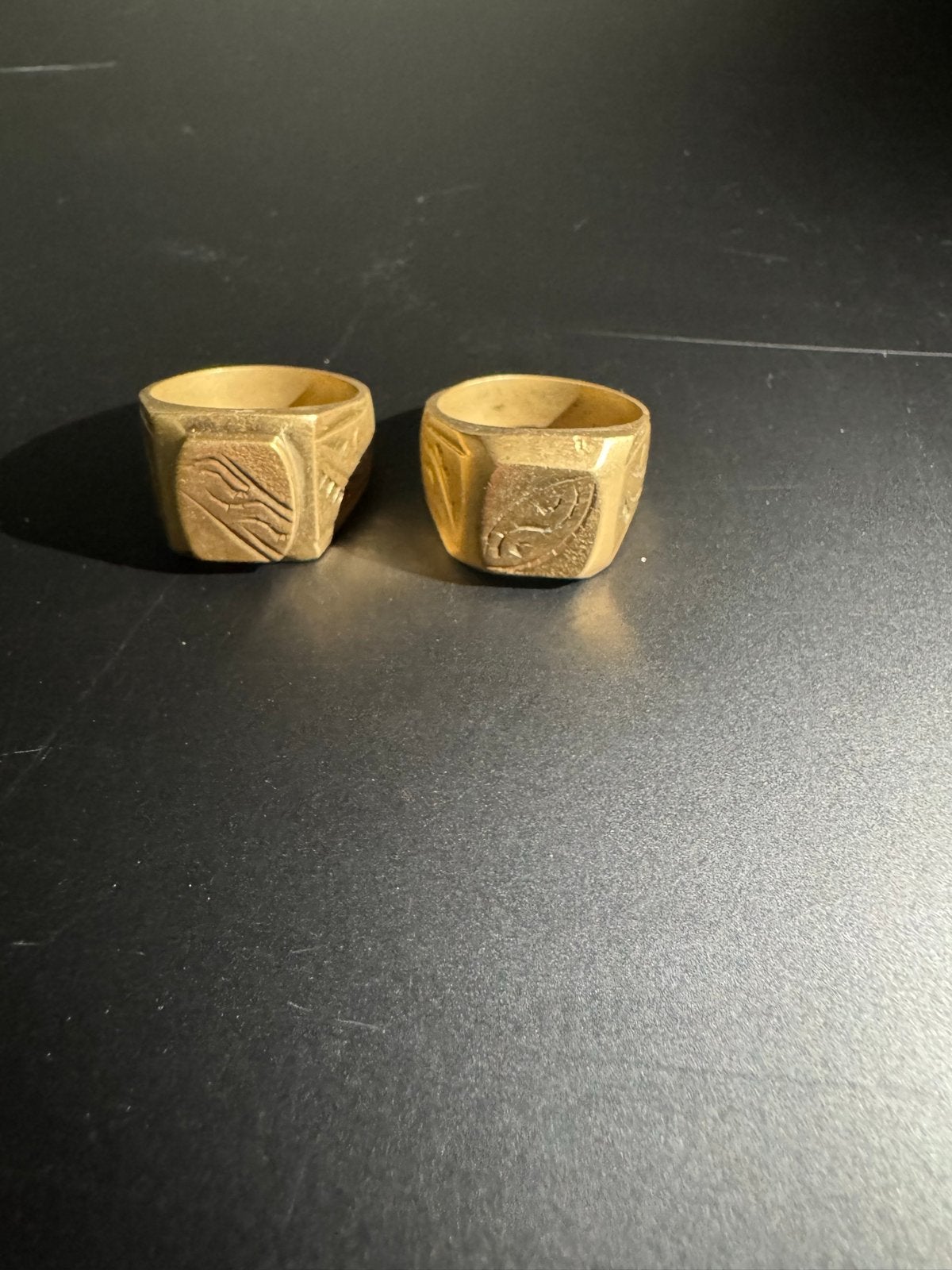 Twee zegelringen met unieke gravures, Sieraden, Tassen en Uiterlijk, Ringen, Overige materialen, Overige kleuren, Ophalen of Verzenden
