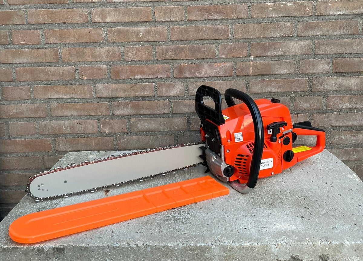 Foto 2 van Nieuwe Kraftsworld Benzine Kettingzaag - Krachtig en Efficië