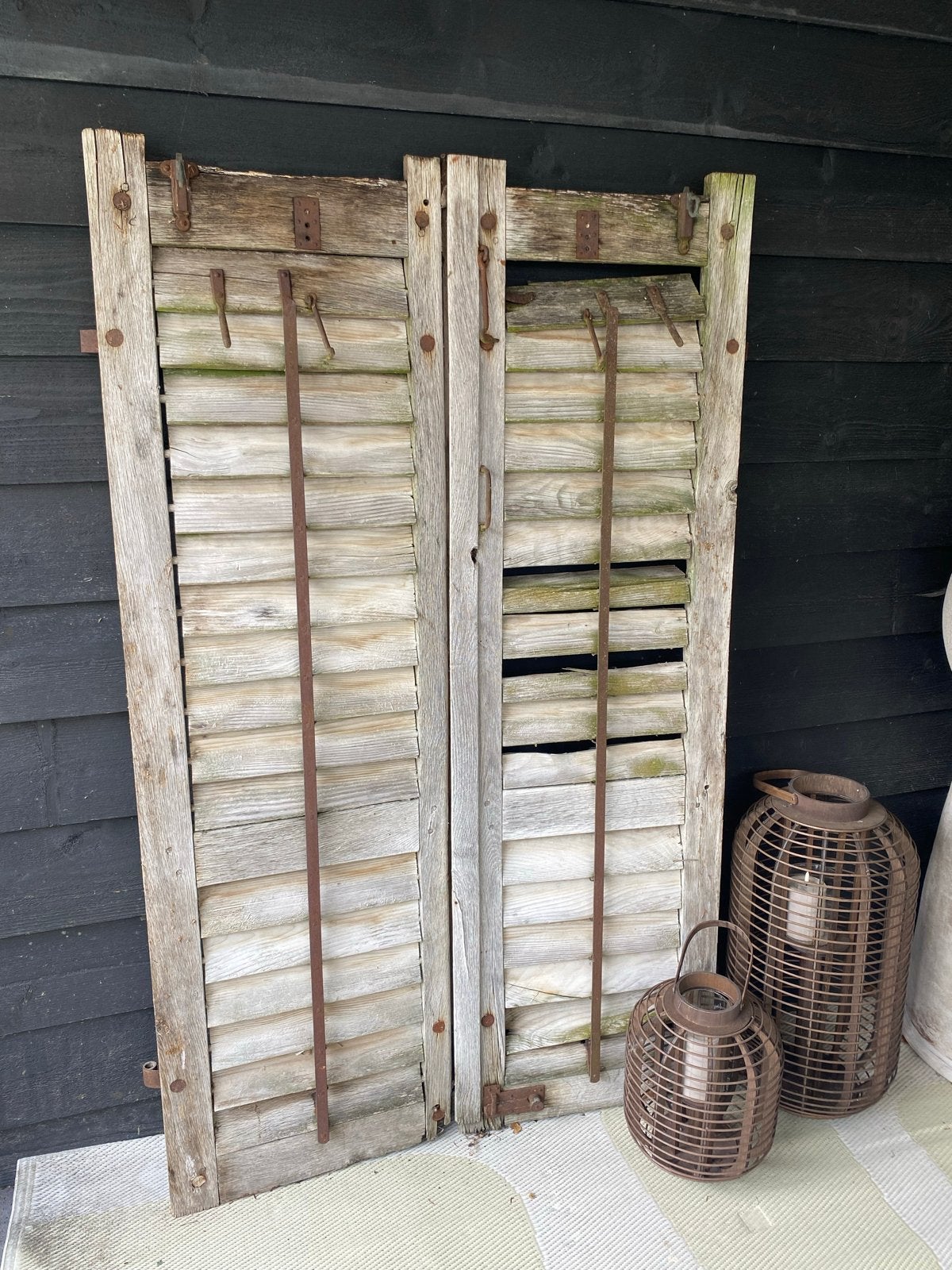 Antieke sober vergrijsde houten brocante luiken - set van 2, Ophalen