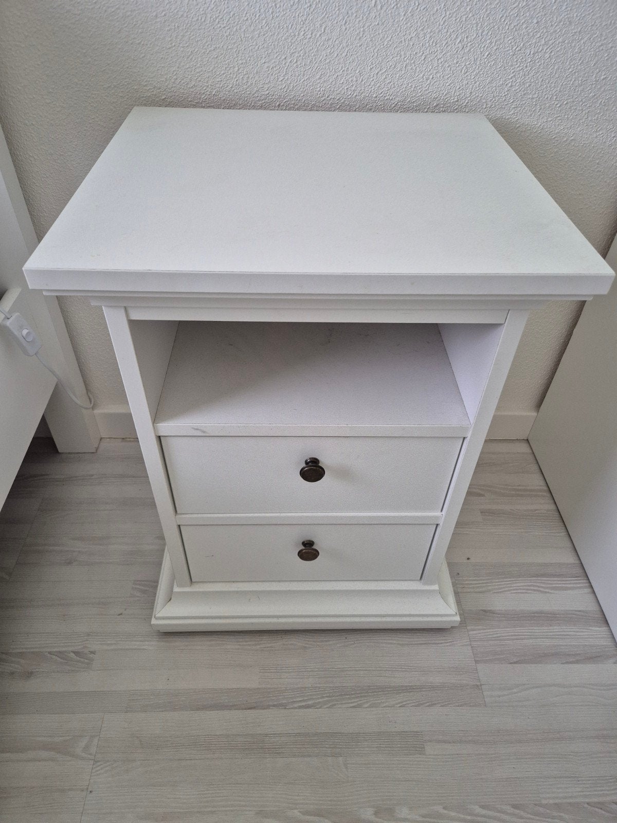 1 Nachtkastje Fleur wit met 2 lades en legplank (Leenbakker), Ophalen, Zo goed als nieuw, Minder dan 45 cm