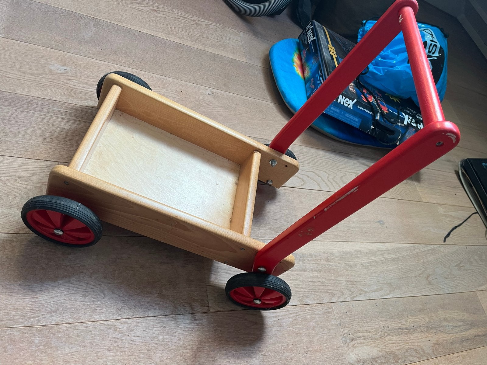 Houten loopwagen met rode duwstang, Ophalen of Verzenden, Gebruikt, Duw- of Trekspeelgoed