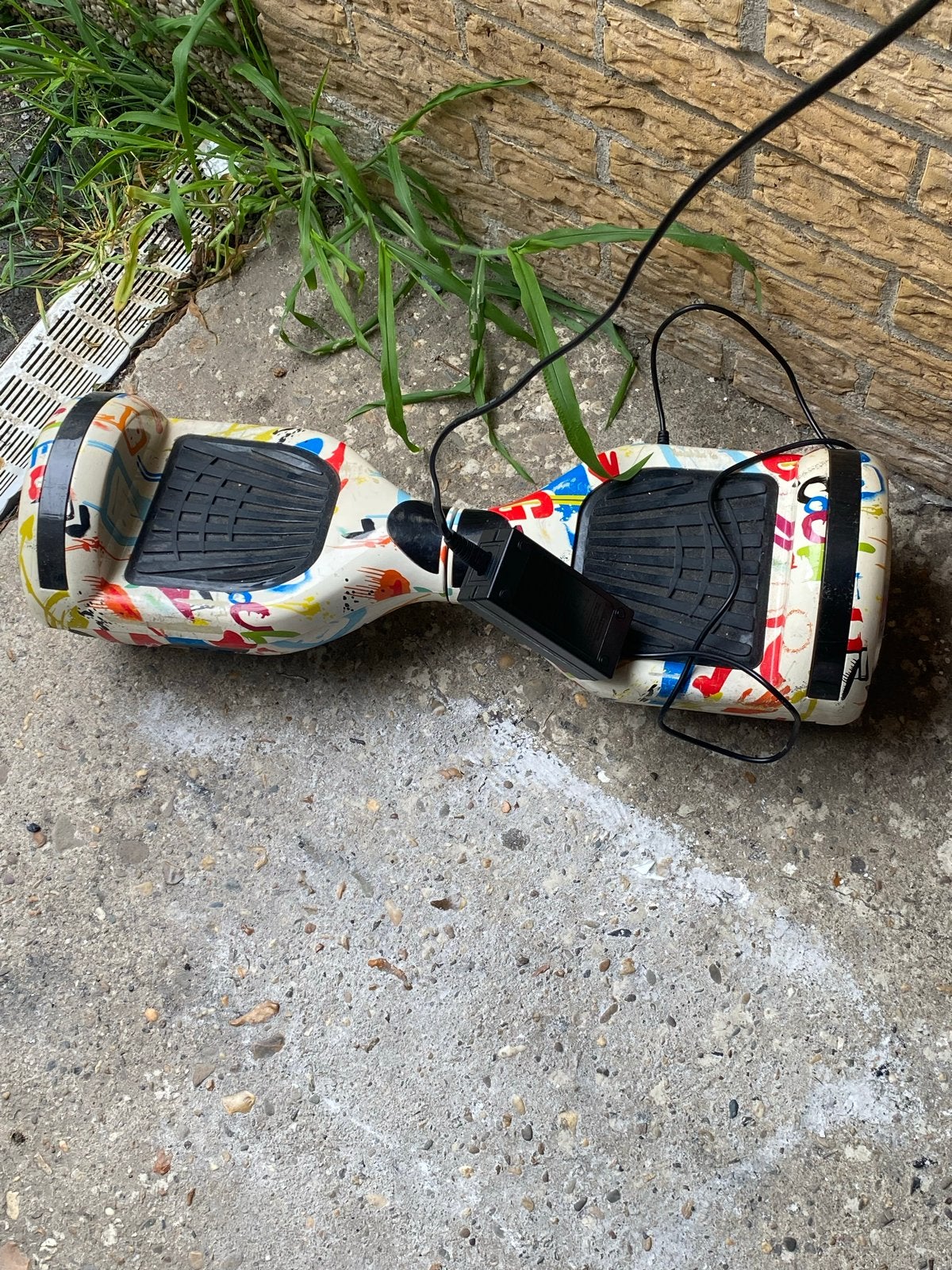 Hoverboard met oplader - Kleurrijk design, Fietsen en Brommers, Steps, Ophalen of Verzenden, Gebruikt, Overige typen