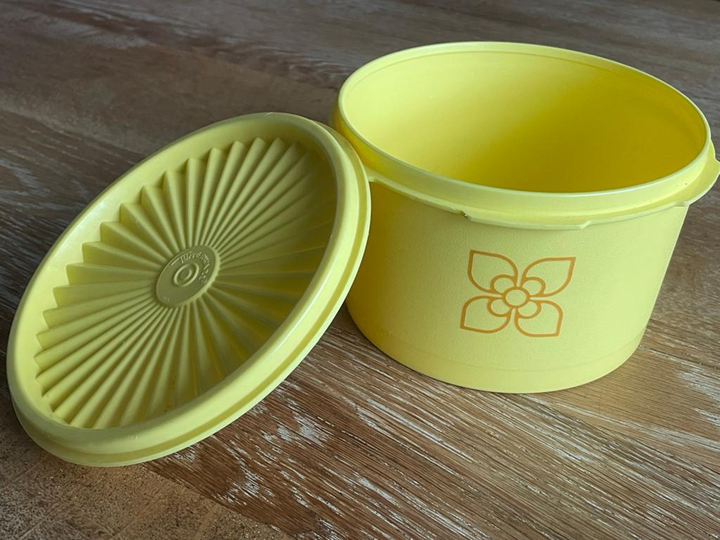 Vintage Tupperware trommel geel met stervormig deksel, Ophalen of Verzenden, Gebruikt, Geel, Bus of Trommel