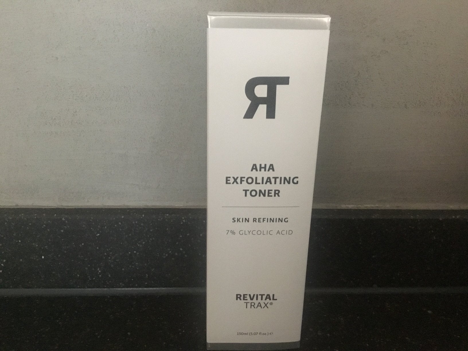 Revitaltrax AHA exfoliating toner tht 2028, Ophalen of Verzenden, Nieuw, Gehele gezicht, Verzorging