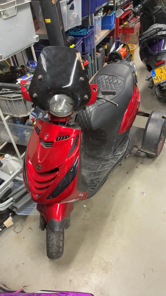 Zip 3 wieler rijbewijsvrij MOET SNEL WEG!!, Fietsen en Brommers, Scooters | Piaggio, Ophalen, Zip, Zo goed als nieuw, Benzine