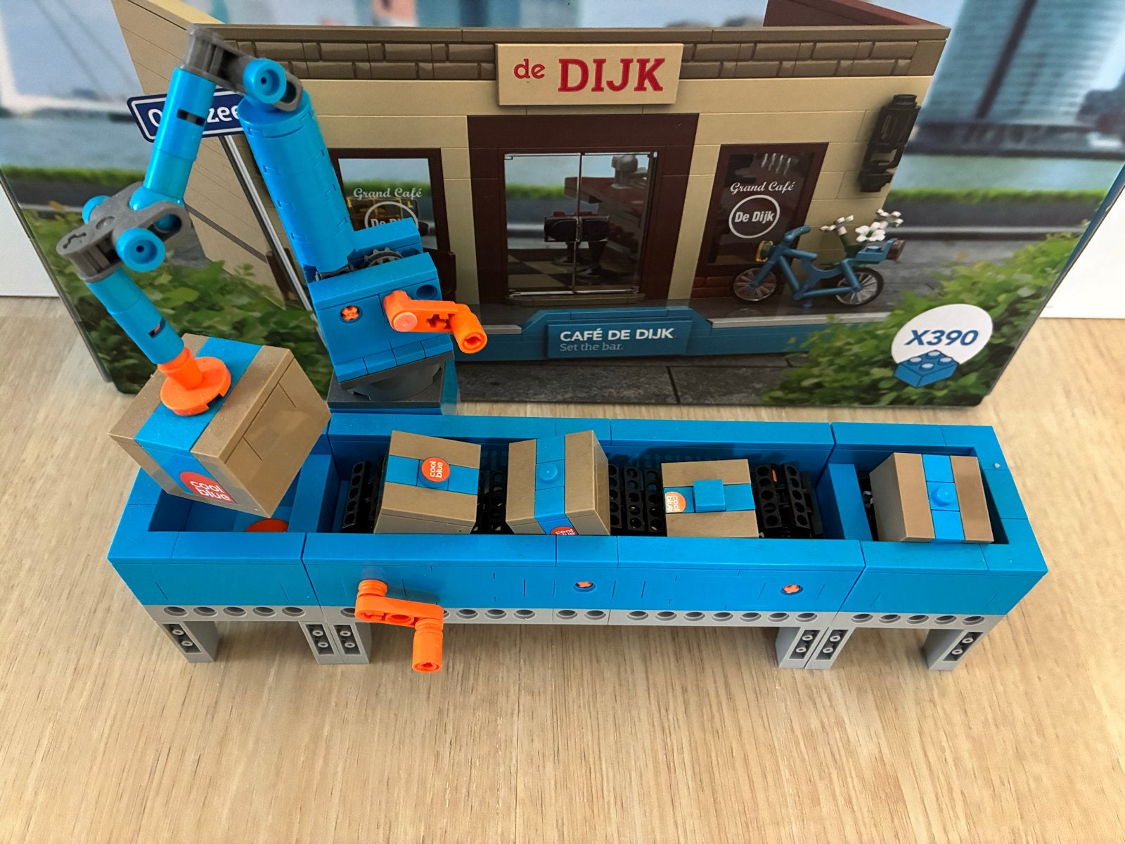 Foto 2 van LEGO Coolblue Bouw-Robotarm Bouwpakket