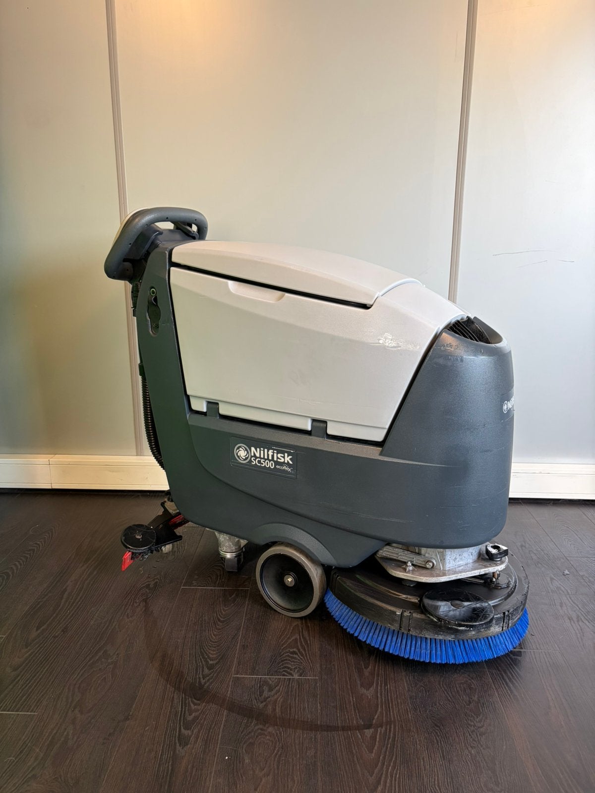 Schrobmachine | Nilfisk SC500 | Nieuw accupakket, Ophalen of Verzenden, Zo goed als nieuw, Schrobmachine