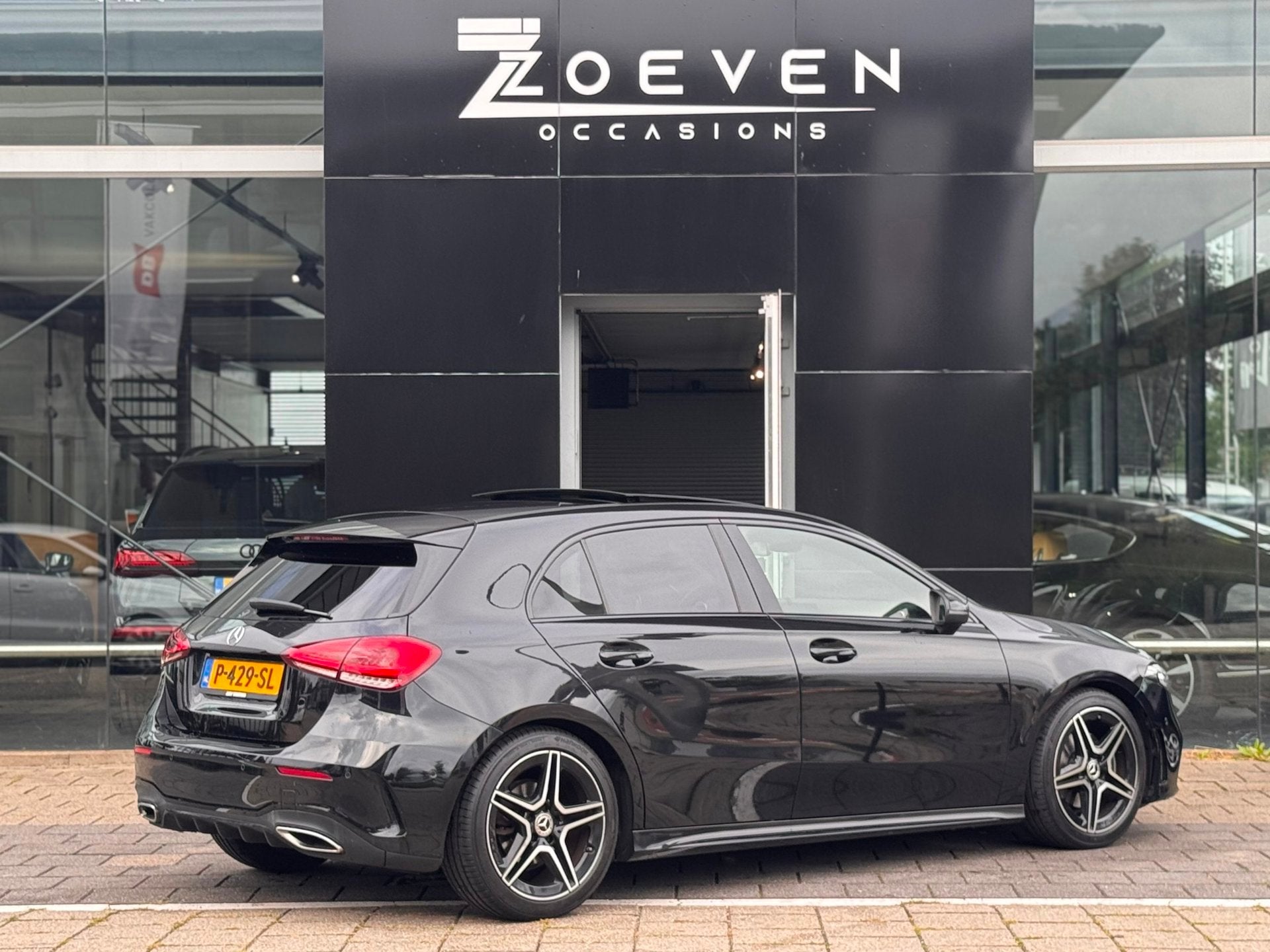 Mercedes-Benz A-klasse Mercedes A180 AMG LINE AUTOMAAT | PAN, Auto's, 136 pk, Gebruikt, 4 cilinders, Zwart
