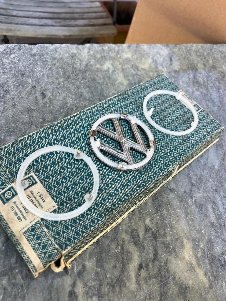VW Kever 1961-1962 Montagering voorste motorkapring logo, Ophalen of Verzenden, Nieuw