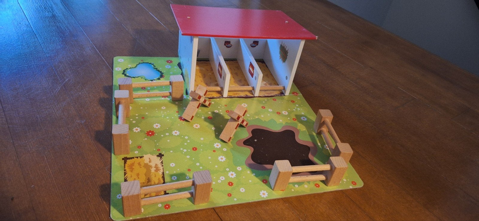 Houten speelgoed stal met omheining, Kinderen en Baby's, Speelgoed | Houten speelgoed, Ophalen of Verzenden, Gebruikt, Overige typen
