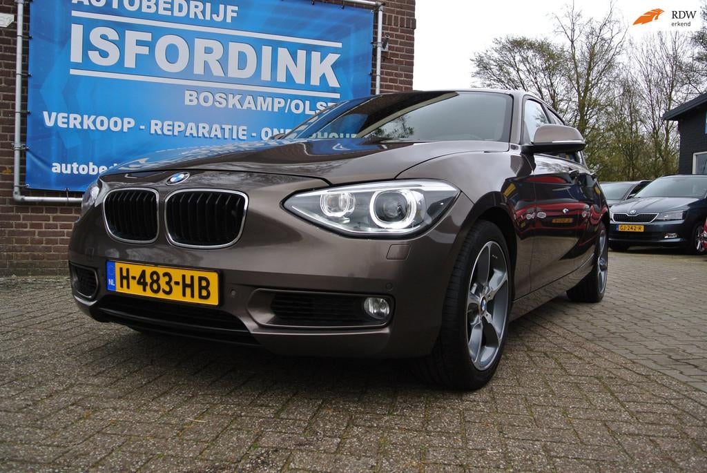BMW 1-serie 118i High Executive, Auto's, Achterwielaandrijving, Gebruikt, 4 cilinders, Bruin