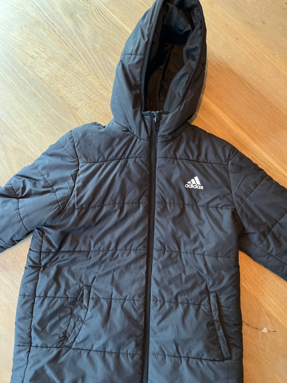 Adidas zwarte winterjas voor kinderen, Kinderen en Baby's, Ophalen of Verzenden, Gebruikt, Jongen of Meisje