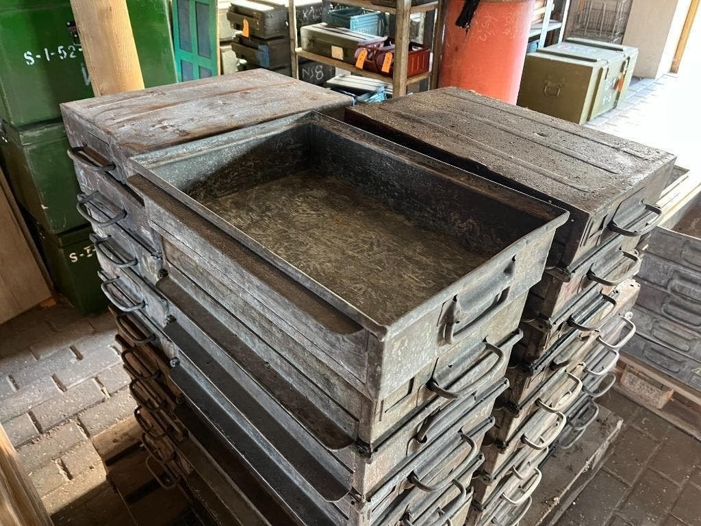 Zinken bakken , circa 11x37x47 (zeer oud , bij HO BULLINGA )
