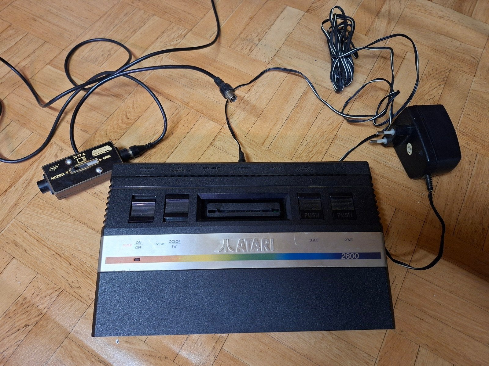 Klassieke Atari 2600 spelcomputer met TV-schakelaar, Spelcomputers en Games, Spelcomputers | Atari, Ophalen of Verzenden, Gebruikt