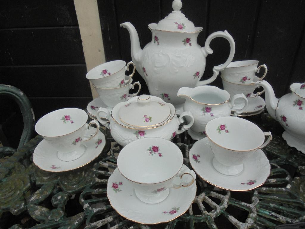 Koffiepot, Theepot, kop en schotels Wawel rode roosjes, Antiek en Kunst, Antiek | Servies los, Ophalen of Verzenden