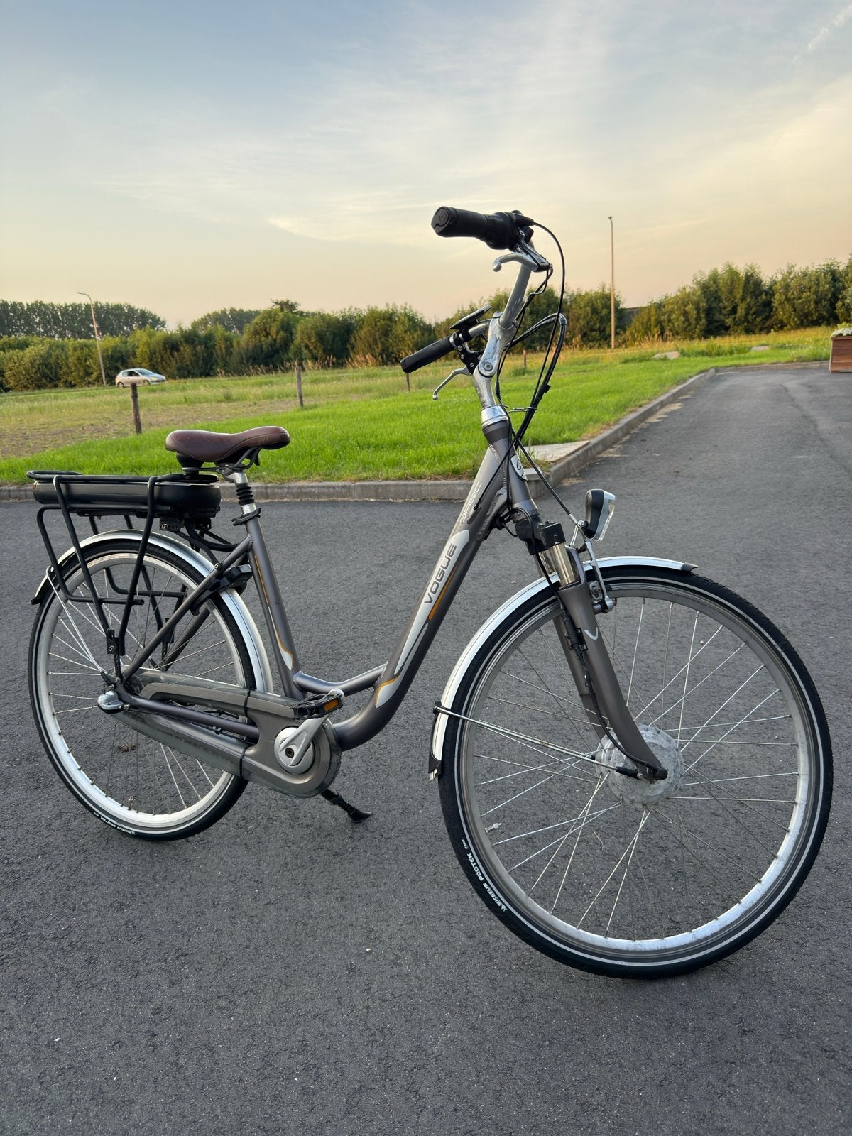 Vogue elektrische fiets met 55 km actieradius en oplader, Ophalen, Gebruikt, Overige merken