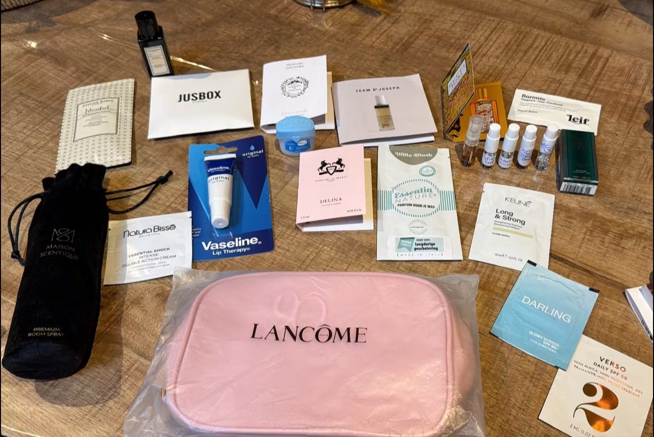 Parfum & skincare samples + beauty pouch + Roomspray, Ophalen of Verzenden, Nieuw