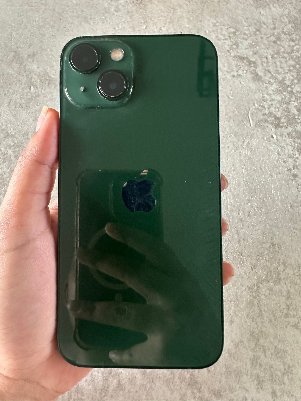 Foto 3 van iPhone 13 - Goede staat, lichte krasjes op scherm