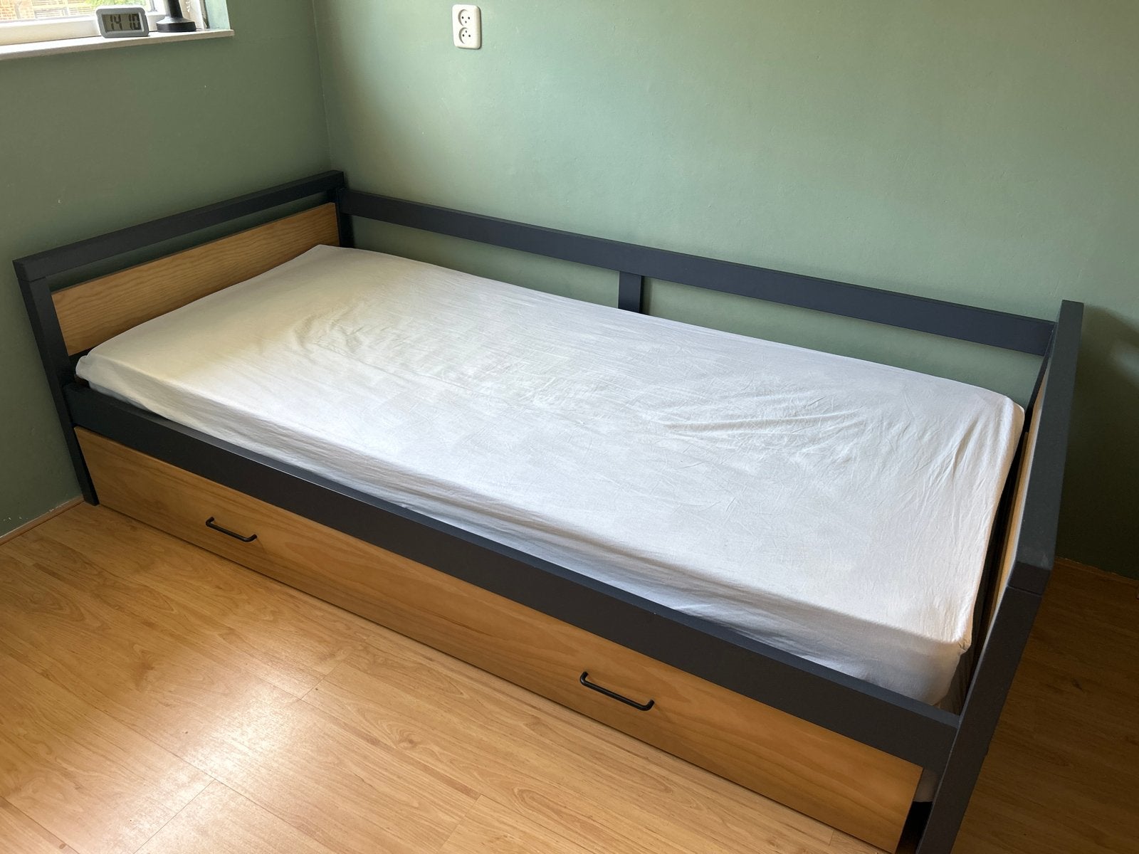 Eenpersoonsbed met uitschuifbaar logeerbed., Huis en Inrichting, Slaapkamer | Bedden, Ophalen, Gebruikt, 90 cm, Eenpersoons