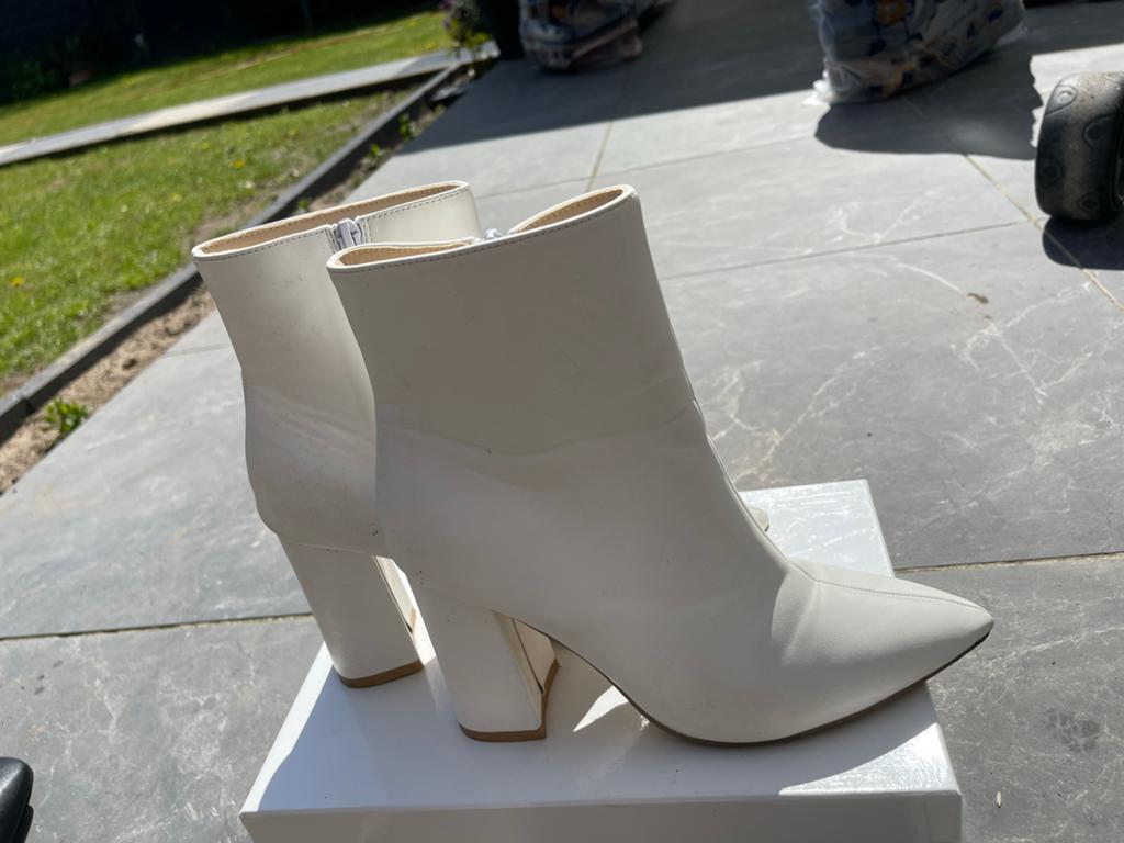 Dames Enkellaarsjes - Zo Goed Als Nieuw, Kleding | Dames, Schoenen, Zo goed als nieuw, Lage of Enkellaarzen, Wit, Ophalen of Verzenden