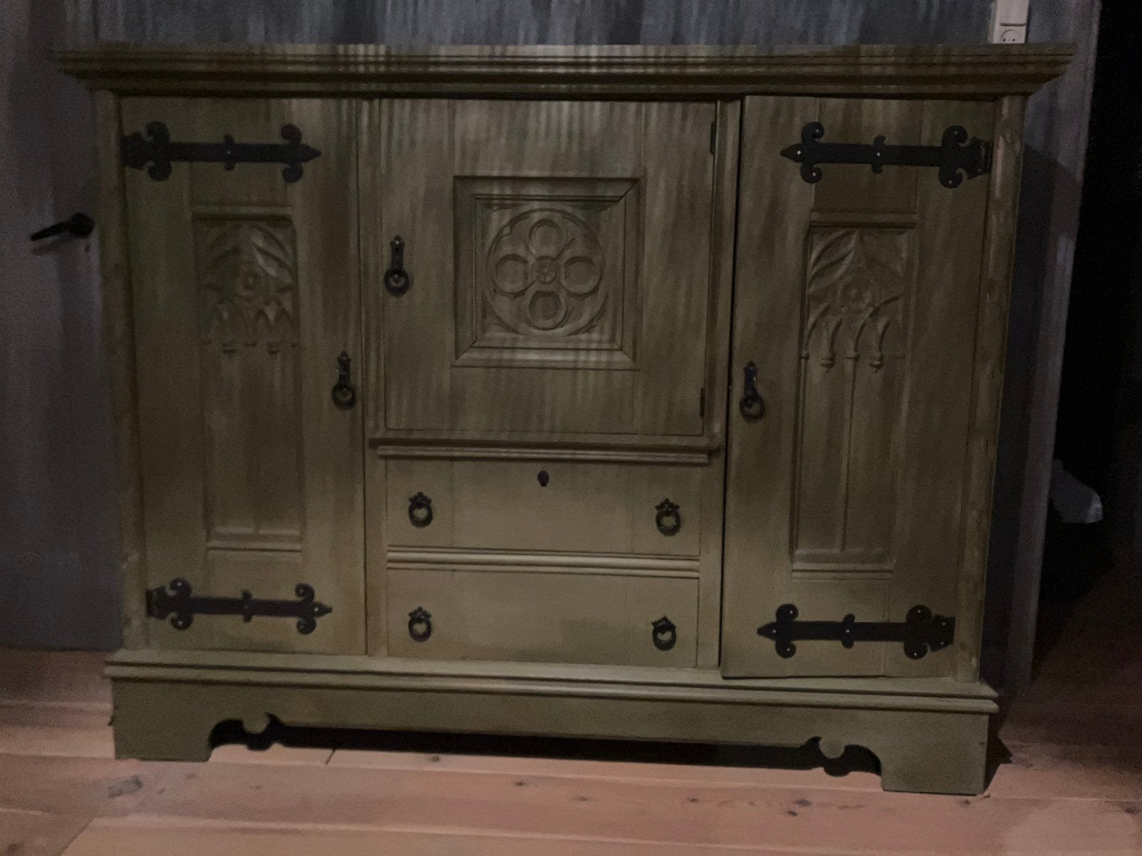 Prachtige karakteristieke kast/dressoir met houtsnijwerk, Ophalen, Zo goed als nieuw, 25 tot 50 cm