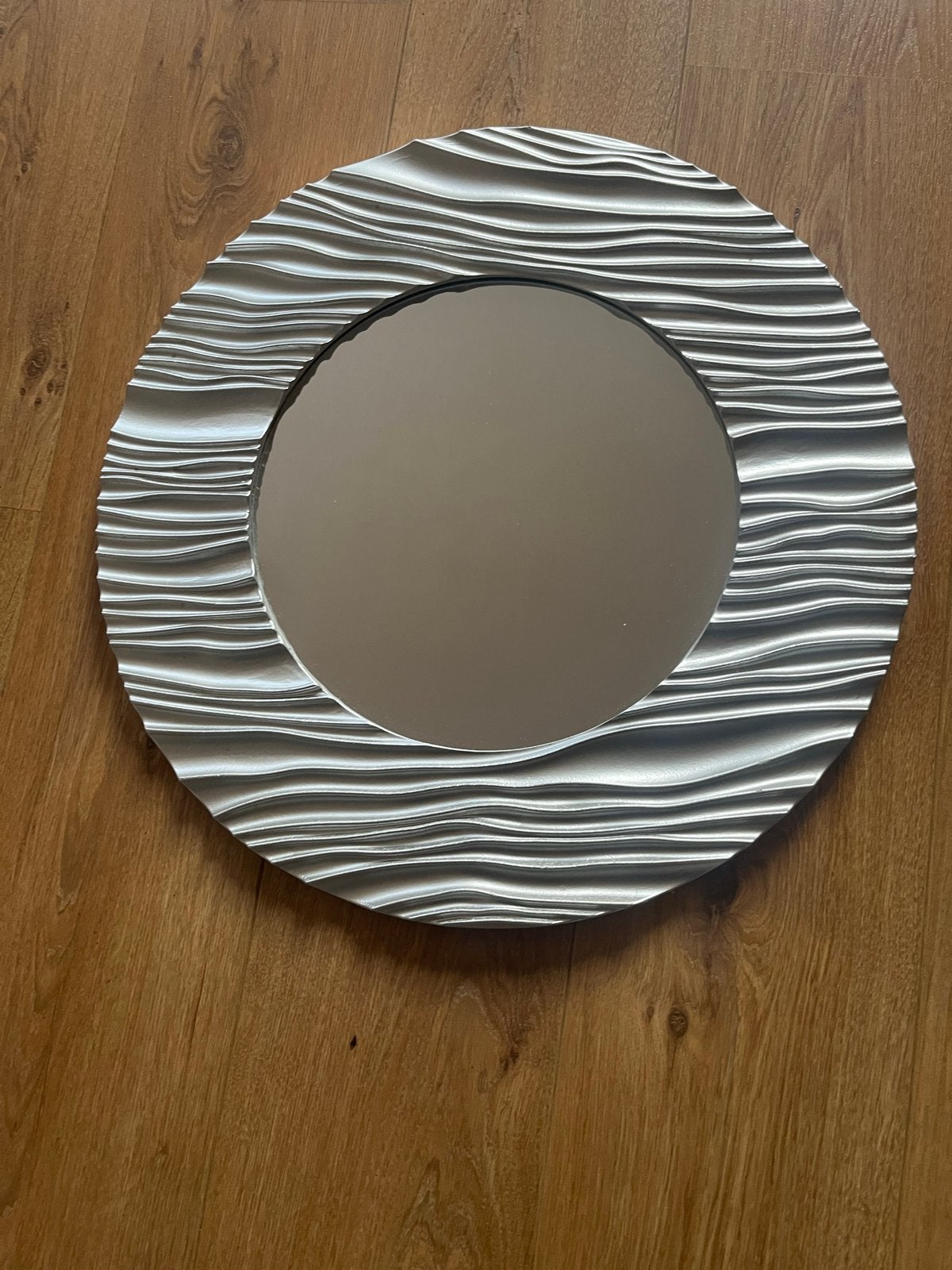 Ronde spiegel met golvend zilveren frame, Rond, Ophalen of Verzenden, Zo goed als nieuw, Minder dan 100 cm