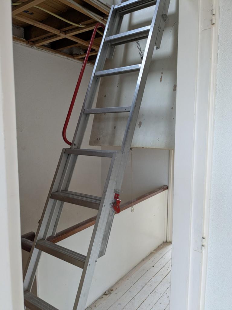 Stevige metalen vlizotrap, Doe-het-zelf en Verbouw, Ladders en Trappen, Ophalen, Gebruikt, Trap, Opvouwbaar of Inschuifbaar